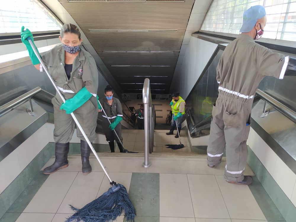 CAMETROVALENCIA's tweet photo. #EnMetro||Una vez más los equipos de #ServiciosGenerales de @CAMETROVALENCIA garantizan eficientemente la #Limpieza y el aseo del sistema, es por ello que se desarrolló jornada de mantenimiento general en las #Estaciones #Lara, #Michelena y #Palotal #ExpoFeriaIránVenezuela2022 https://t.co/02NNHna6mX