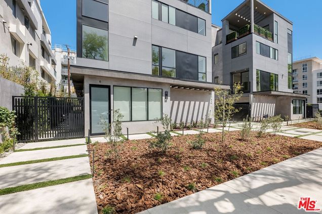 foundryservice's tweet photo. Detroit Street Condos in West Hollywood, CA with @Cembrit Patina Inline P050 #FiberCement boards. https://t.co/ZmHgJztyN9 https://t.co/w7RldsPS4q