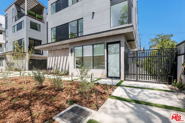 foundryservice's tweet photo. Detroit Street Condos in West Hollywood, CA with @Cembrit Patina Inline P050 #FiberCement boards. https://t.co/ZmHgJztyN9 https://t.co/w7RldsPS4q