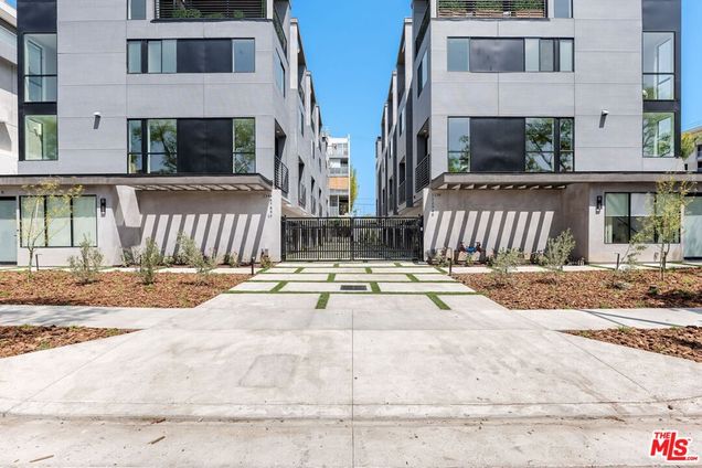 foundryservice's tweet photo. Detroit Street Condos in West Hollywood, CA with @Cembrit Patina Inline P050 #FiberCement boards. https://t.co/ZmHgJztyN9 https://t.co/w7RldsPS4q
