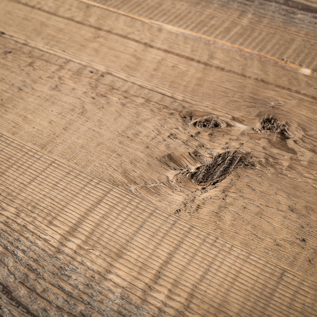 Characterized by tall, straight growth is the massive Canadian Pine tree. Growing throughout Canada and the North Easterly states of the USA, this wood reaches a maximum age of around 500 years, which is evidenced in the immense number of growth rings detailing each log.