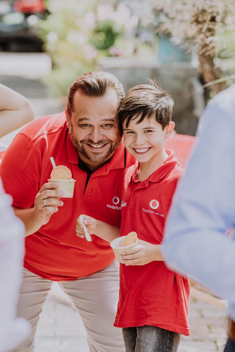 vodafone_medien's tweet image. "Papa arbeitet. Mama auch. Beide essen gleich viel 🍨 mit mir. Das mag ich." Spagat im Alltag? Soll nicht sein! ☝️ Darum unterstützen wir unsere Mitarbeitenden bestmöglich - weil niemand zwischen Familie &amp;amp; Beruf wählen sollte. ♥️ vod.af/nawtzn #TagDerBerufstätigenEltern