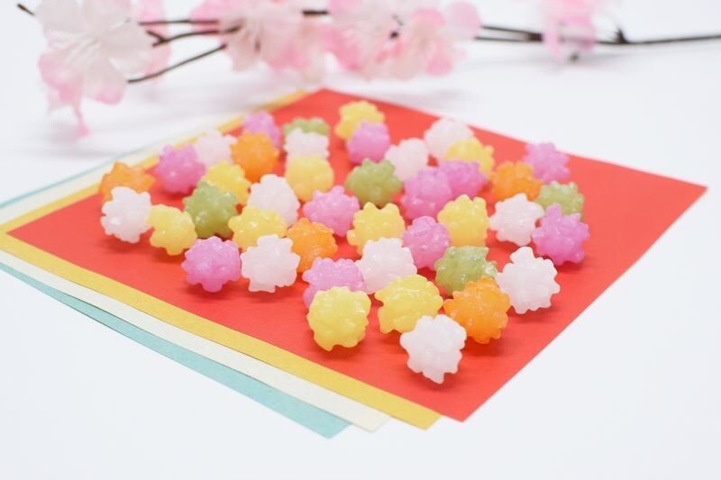 ยิ้มให้คุณเจ้าชายน้อยก่อนจะส่งถุงขนมรูปดวงดาวให้

Tis your bright and tiny spark
 Lights the trav’ller in the dark

🎵