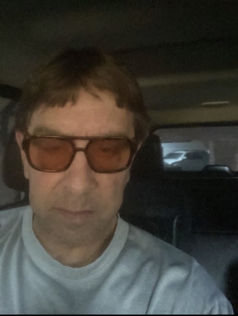 elberbor's tweet photo. Gracias viejo por darle vida a mi twitter. 

Fuaa, con esa facha que llevas chaval te regalo los lentes. https://t.co/yubjgWp8BV