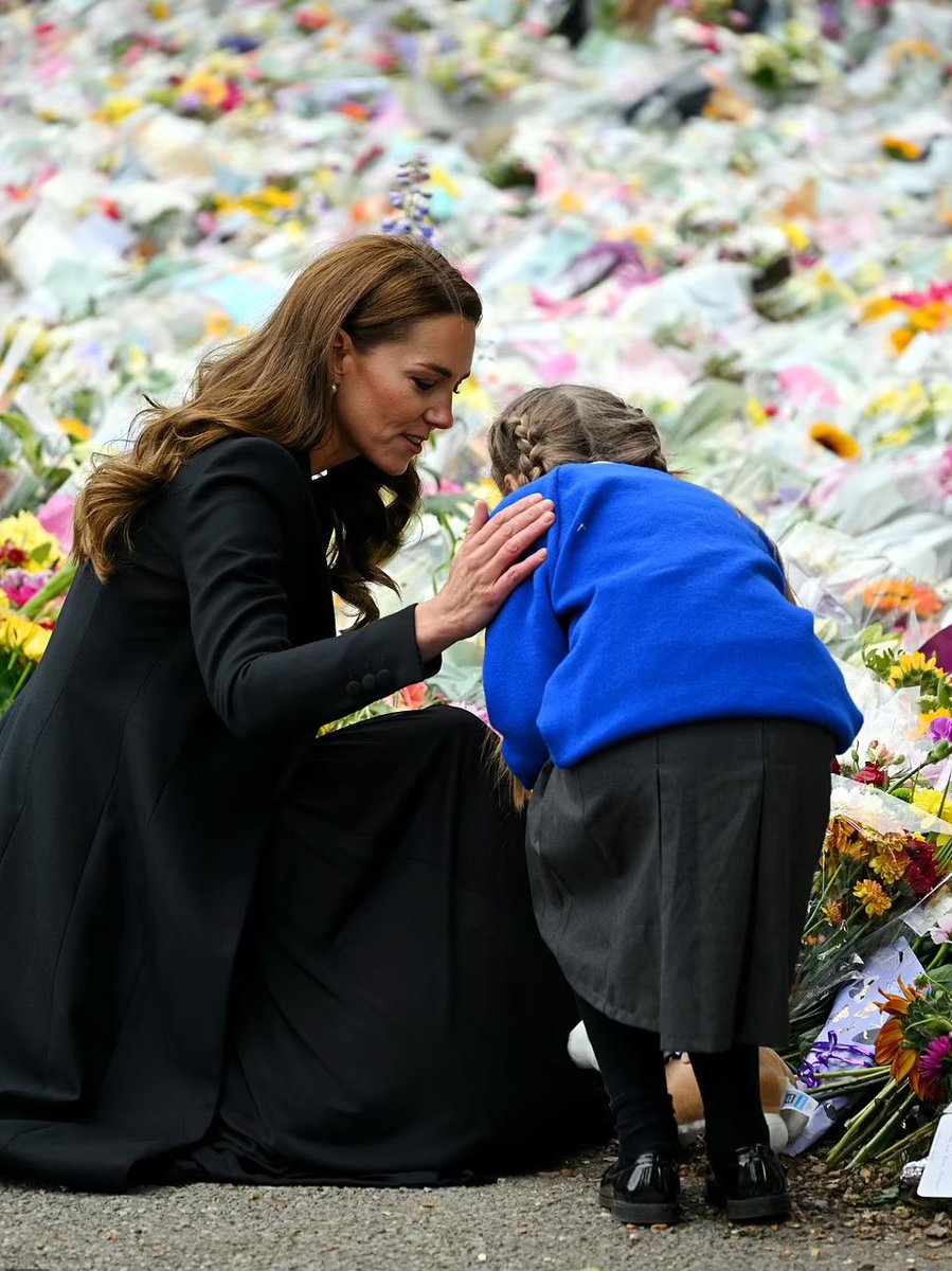 RoyallyBelle_'s tweet photo. The Princess of Wales comforts a young girl as she leaves a tribute to the Queen at the Sandringham gates today🥺❤️ https://t.co/ROiVbGFAhD
