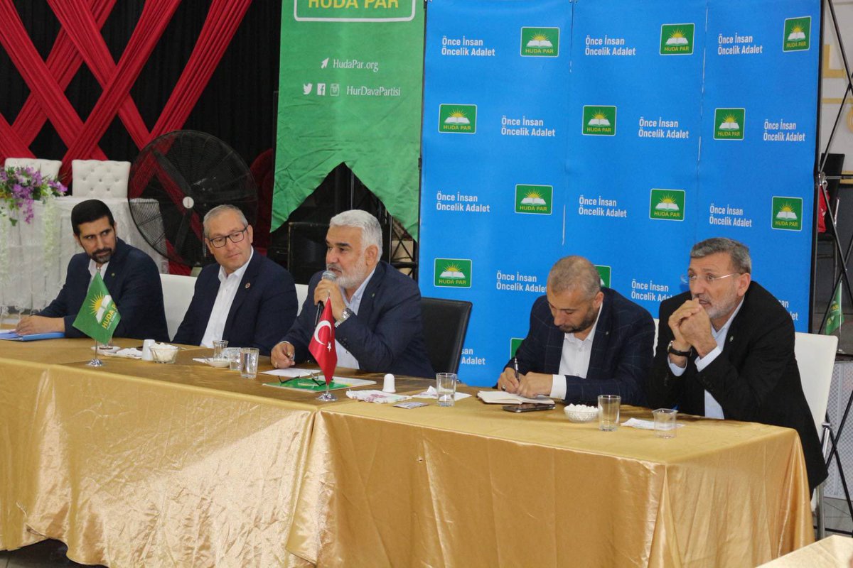 Konya’da yaptığı açıklamada “Suriyelilerle ekmeğimizi bölüşürüz ama asla zalime teslim edemeyiz.” diyen <a href="/HurDavaPartisi/">HÜDA PAR</a> Genel Başkanı Sayın <a href="/zyapicioglu/">Zekeriya Yapıcıoğlu</a> ağabeyi selamlıyorum.