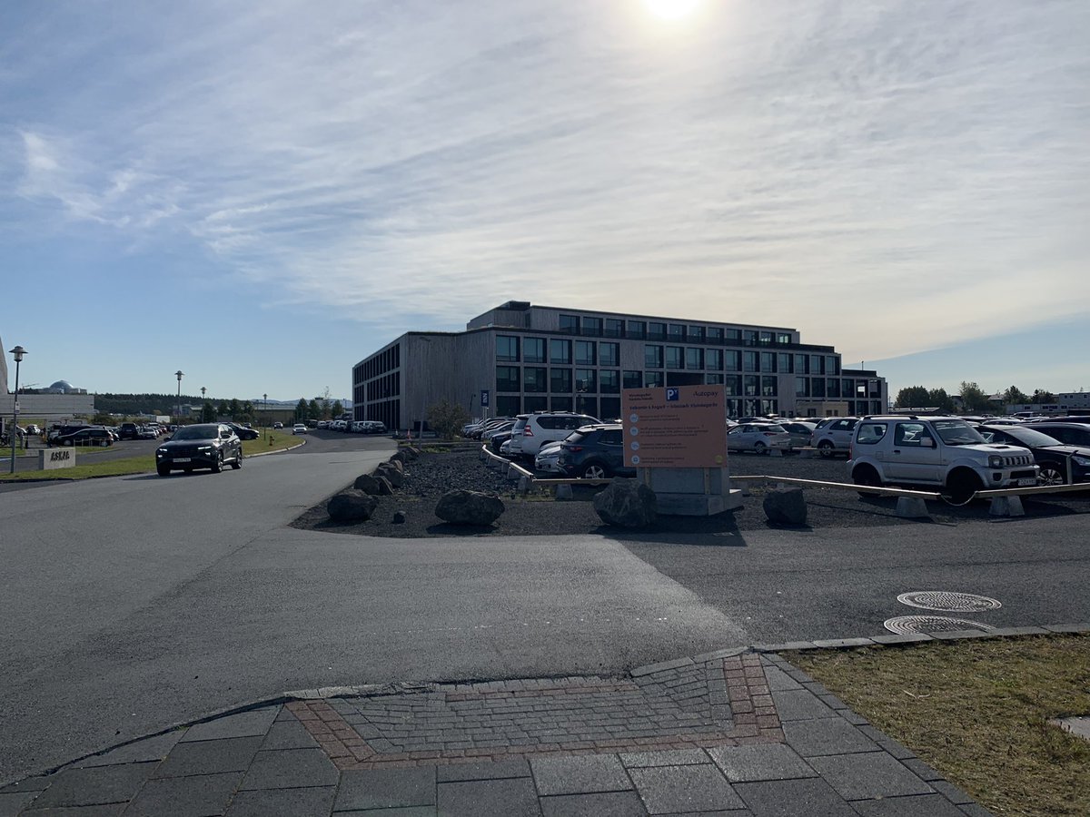 Gróska er frábær og lifandi viðbót við háskólasvæðið! En hey - gleymdist ekki smá tenging við húsið fyrir gangandi og önnur bíllaus? @reykjavik <a href="/Haskoli_Islands/">Háskóli Íslands</a>