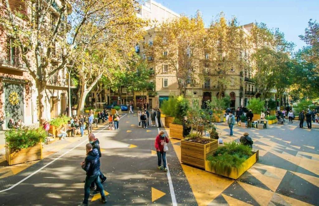 albanzogaj's tweet photo. ✅🚶🚶‍♀️
Propozimi për transferimin e rrugës "Rexhep Luci" në park urban po merr mbështetje pozitive nga qytetarët e lagjes. Sot, diskutuam me banorët e lagjes, prezantuam idetë dhe diskutuam për këtë zgjidhje. 

#Prishtina #PR4PR https://t.co/cSA37RpWqr
