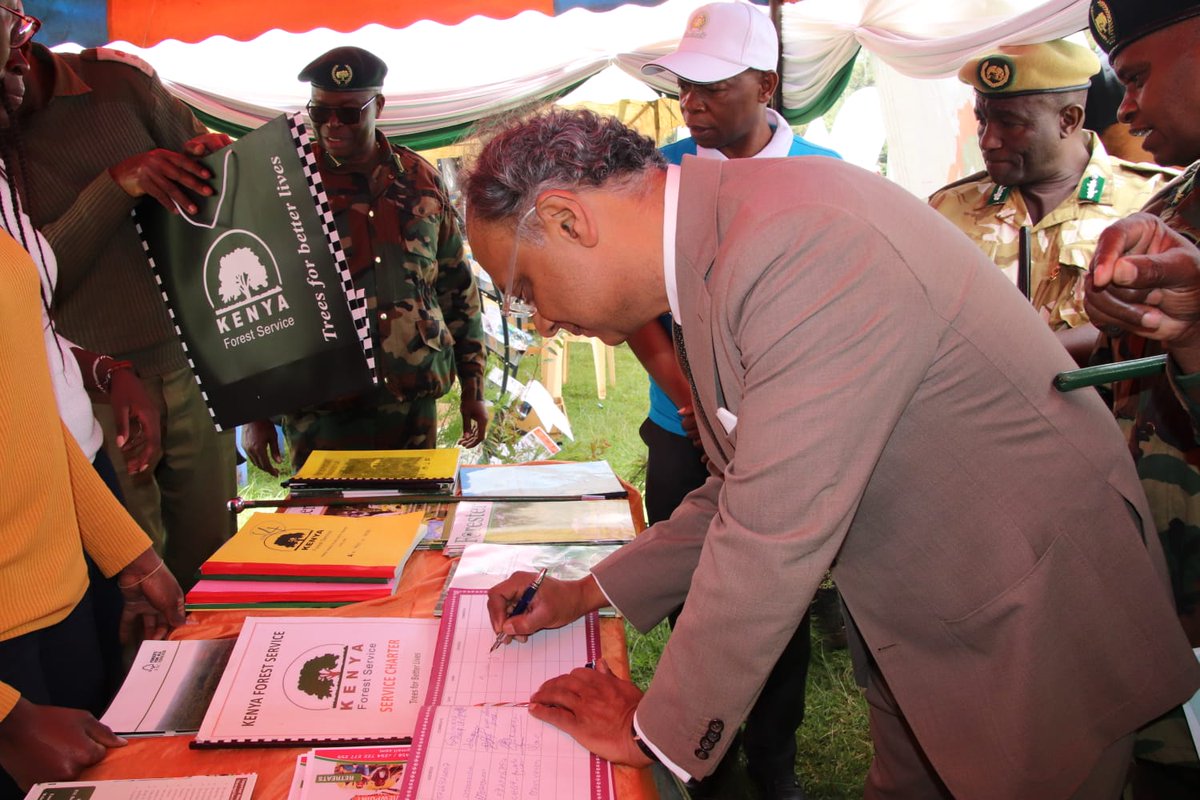 KeForestService's tweet photo. In marking the #MaraDay, Kenya Forest Service today hosted the Principal Secretary, Ministry of East African Community &amp; Regional Development, Dr. @KevitDesai at the Service's exhibition stand to demonstrate the role the Service plays in the conservation of the Mara Basin. https://t.co/QPpr0aUZir