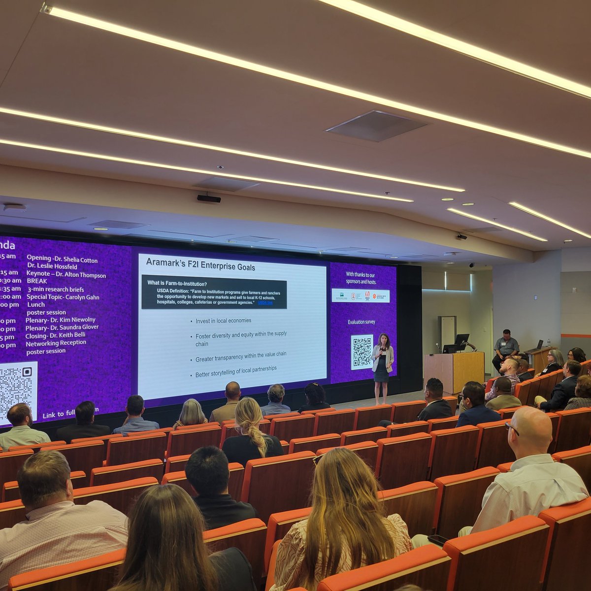 ClemsonCBSHS's tweet photo. Did you know that @ClemsonUniv has a Farm-to-Institution (F2I) initiative through @Aramark? Part of this is to educate students on healthy foods and work to purchase more from small farmers. Aramark F2I director Carolyn Gahn spoke at the #FoodForward Symposium today! @DCbshs https://t.co/FtqDeMFlWm