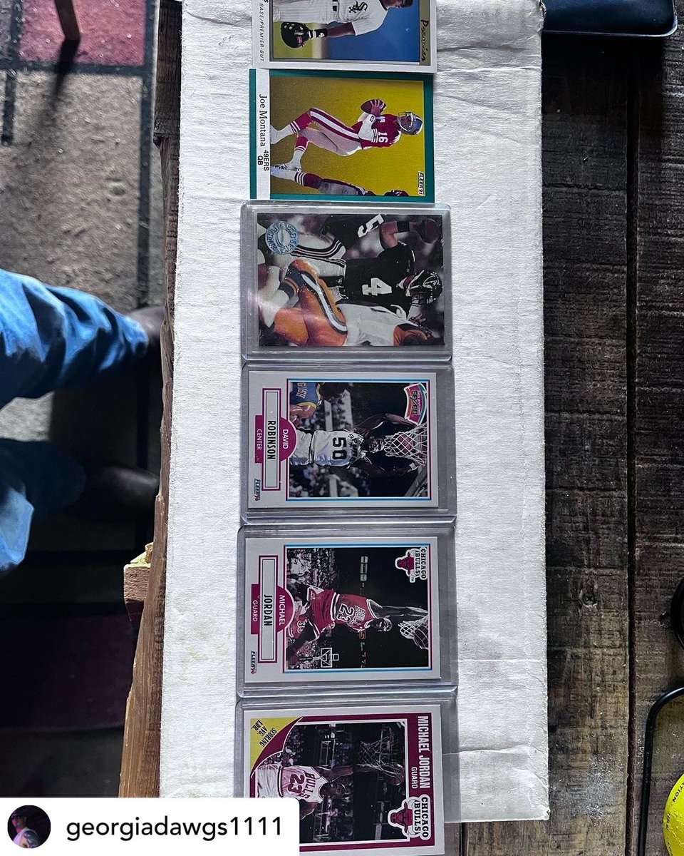 Multiple MJ's and a Favre RC in the August box from georgiadawgs1111 !!

#junkwaxbox #michaeljordan #whodoyoucollect #thehobby