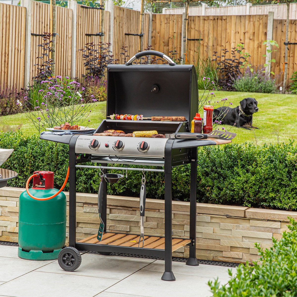 With stylish wood effect shelves, our 3 burner wood effect BBQ looks at home in any setting. The large grill area provides space for 6-10 portions, plenty of space for entertaining.

bit.ly/3S9GMX0