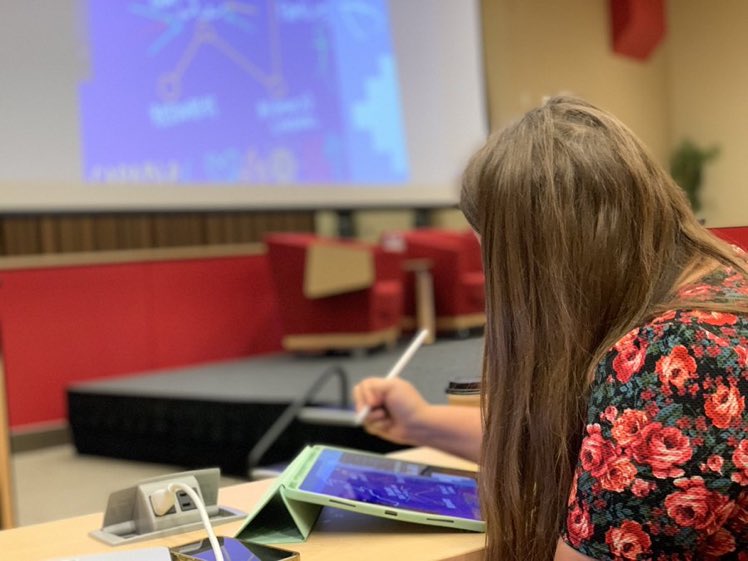 LatinxEducation's tweet photo. 🎨 ¿Qué está tramando esta increíble artista? 
✍️ ¡Jaclyn @liberalloving de A Visual Approach, LLC está convirtiendo nuestros sueños para nuestra comunidad en CN en una hermosa ilustración! 🤩 #LatinxEdSummit #avisualapproach https://t.co/HnUPPoKmx7