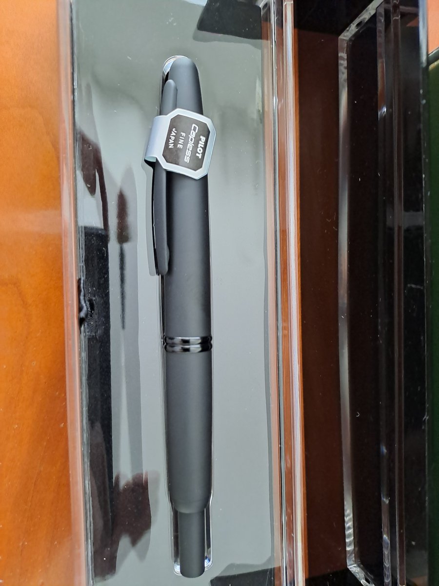 nephrops's tweet photo. Thank you @AppelboomLaren for the stroopwafel (it was a suprise) that came with the Pilot Capless.
#Appelboom #Pilot #PilotCapless #FountainPen https://t.co/Djqt0dFNV0