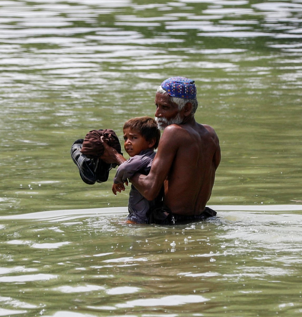 ajplus's tweet photo. Parts of Pakistan reported 4,000+ cases of malaria, dengue and mosquito-borne illnesses after catastrophic floods.

Monsoon rains were 460% above normal in Sindh, and floodwaters may take 6 months to recede. The UN calls it "climate carnage."

Deaths have reached almost 1,500. https://t.co/H4d7fImDLT