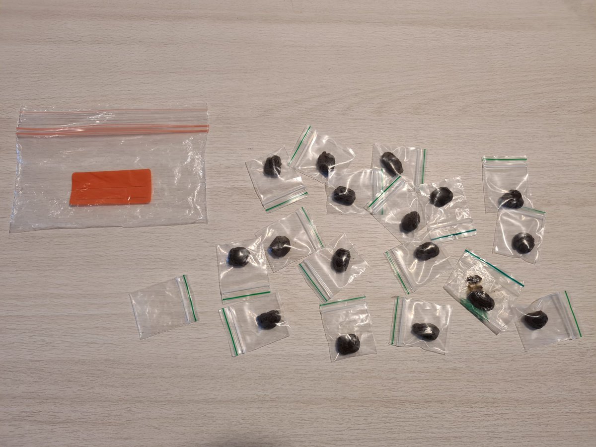 Vandaag n.a.v. een melding dat er een leerling #drugs zou dealen op een school in #Krispijn een 15 jarige jongen aangehouden in de school. De verdacht doeg in zijn onderbroek 17 zakjes hasj bij zich. Tegen de jongen is proces verbaal opgemaakt. #drugsoverlast #Dordrecht