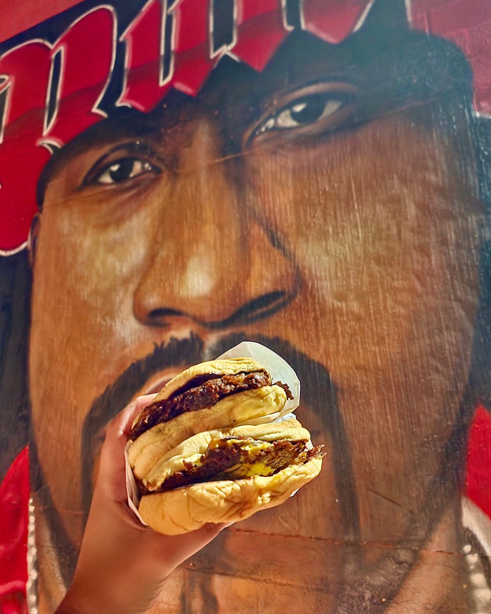 trillburgers's tweet photo. One of our favorite murals in East Downtown #Houston ๐ค
#trillburgers #trillog #bunb https://t.co/Euaow6SXtC