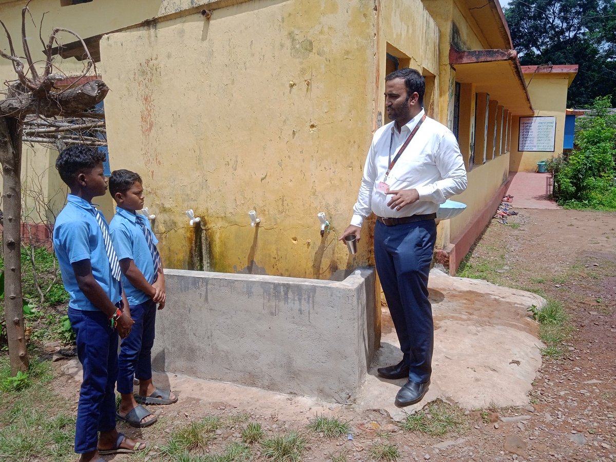 Ramchar51851707's tweet photo. World vision india के WASH - टेक्निकल स्पेस्लिस्ट अनुपम जी के साथ जिला बस्तर के UPS DONGAM का विजिट किया गया, बाल संसद , रसोईया दीदियों, शिक्षकों से WASH सुविधाओं पर चर्चा किया गया
#WASHinSchool @BastarDistrict
@sweta247 @birajakabi @ashishapri2 @ManiAnupam
@UNICEFIndia @WVIndia https://t.co/d4kWbTFyZy