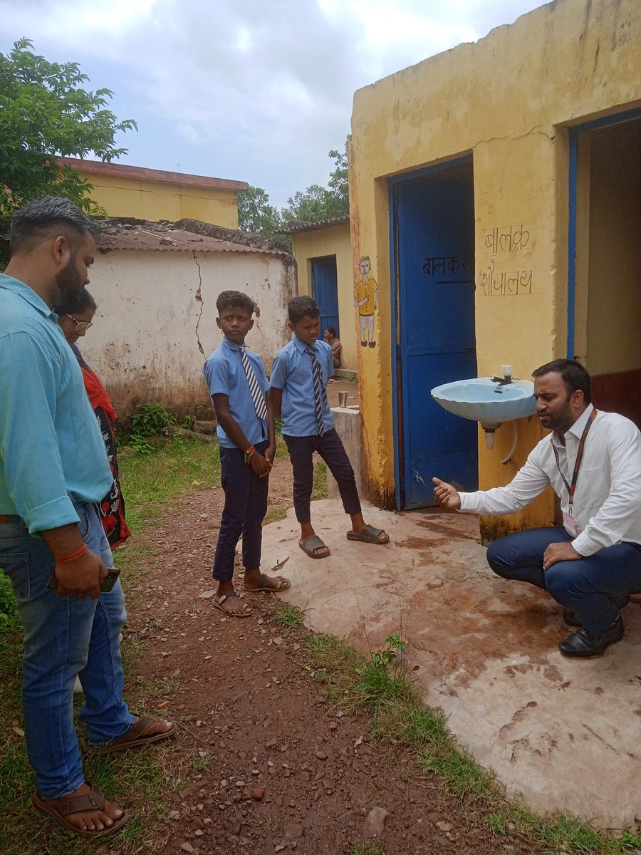 Ramchar51851707's tweet photo. World vision india के WASH - टेक्निकल स्पेस्लिस्ट अनुपम जी के साथ जिला बस्तर के UPS DONGAM का विजिट किया गया, बाल संसद , रसोईया दीदियों, शिक्षकों से WASH सुविधाओं पर चर्चा किया गया
#WASHinSchool @BastarDistrict
@sweta247 @birajakabi @ashishapri2 @ManiAnupam
@UNICEFIndia @WVIndia https://t.co/d4kWbTFyZy