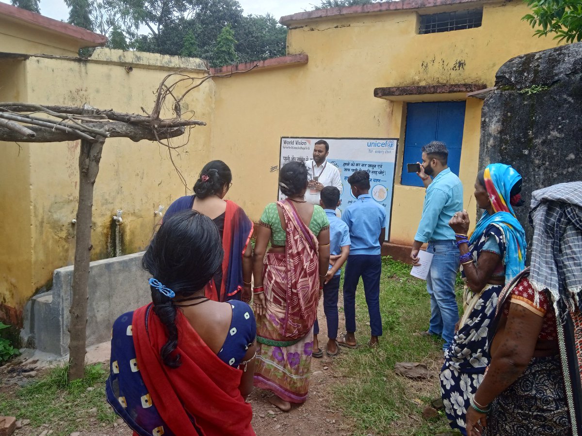 Ramchar51851707's tweet photo. World vision india के WASH - टेक्निकल स्पेस्लिस्ट अनुपम जी के साथ जिला बस्तर के UPS DONGAM का विजिट किया गया, बाल संसद , रसोईया दीदियों, शिक्षकों से WASH सुविधाओं पर चर्चा किया गया
#WASHinSchool @BastarDistrict
@sweta247 @birajakabi @ashishapri2 @ManiAnupam
@UNICEFIndia @WVIndia https://t.co/d4kWbTFyZy