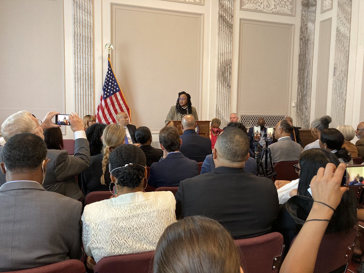 ELScott_Phd's tweet photo. Kim Davis and senators Van Hollen and Booker introduce legislation to defeat #sicklecell disease in memory of John Amara https://t.co/lRqtTRs6ON