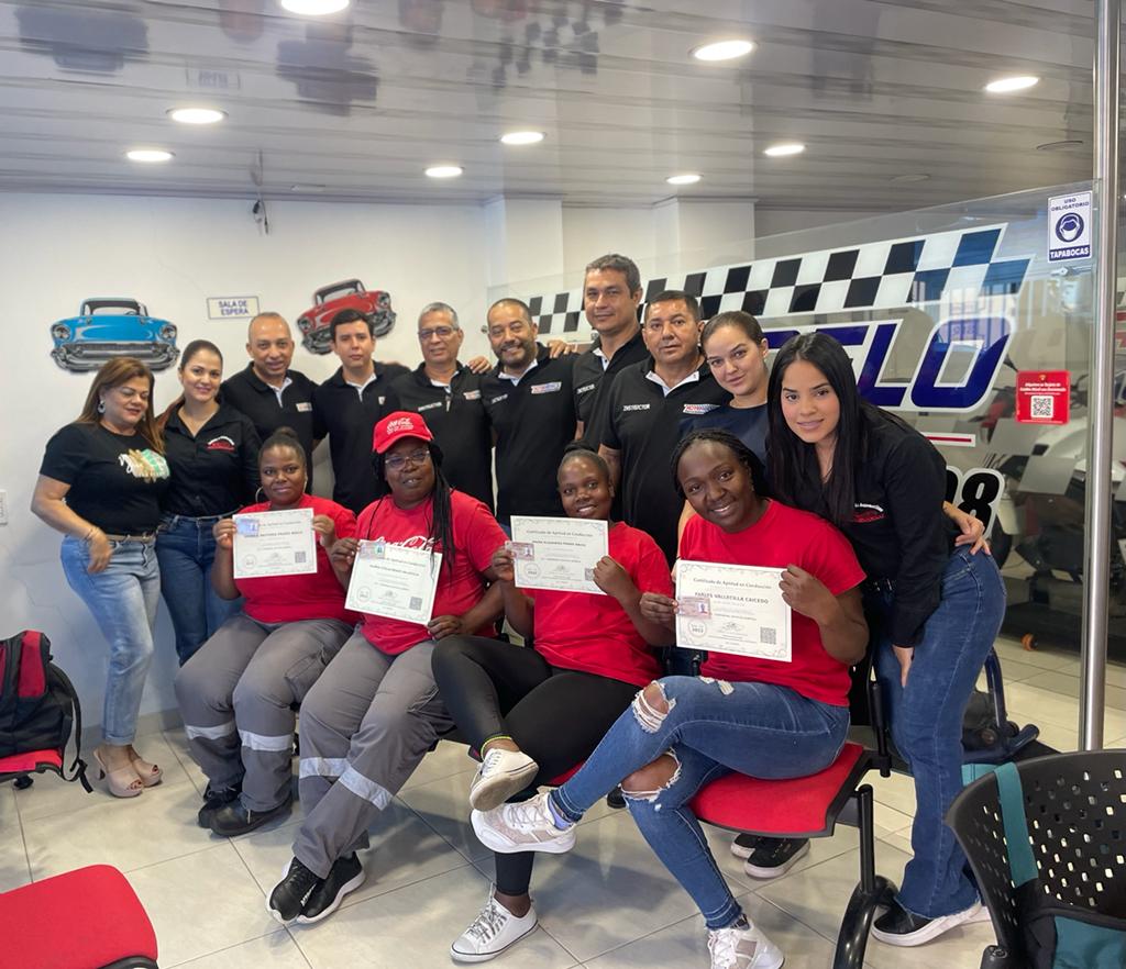 Primeras 4 mujeres de <a href="/AfrodesCali/">AFRODES Cali</a> graduadas como conductoras vehiculos pesados (aliadas al volante) de <a href="/CocaColaCol/">Coca-Cola Colombia</a>. Experiencia modelo de sector privado de acciones afirmativas frente a desigualdades raciales profundizadas por conflicto armado <a href="/raceandequality/">Race and Equality</a> <a href="/USAID_Colombia/">USAID/Colombia</a>