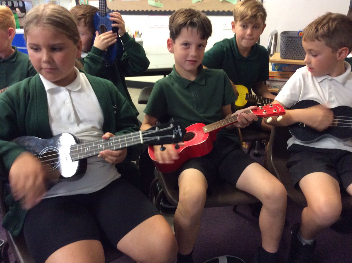 BeechClass_RE's tweet image. Beech class enjoyed their first Ukulele lesson today, learning how to hold them correctly as well as performing the ‘Coconut’ song.  🎼
