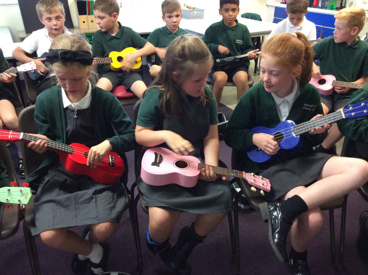 BeechClass_RE's tweet image. Beech class enjoyed their first Ukulele lesson today, learning how to hold them correctly as well as performing the ‘Coconut’ song.  🎼