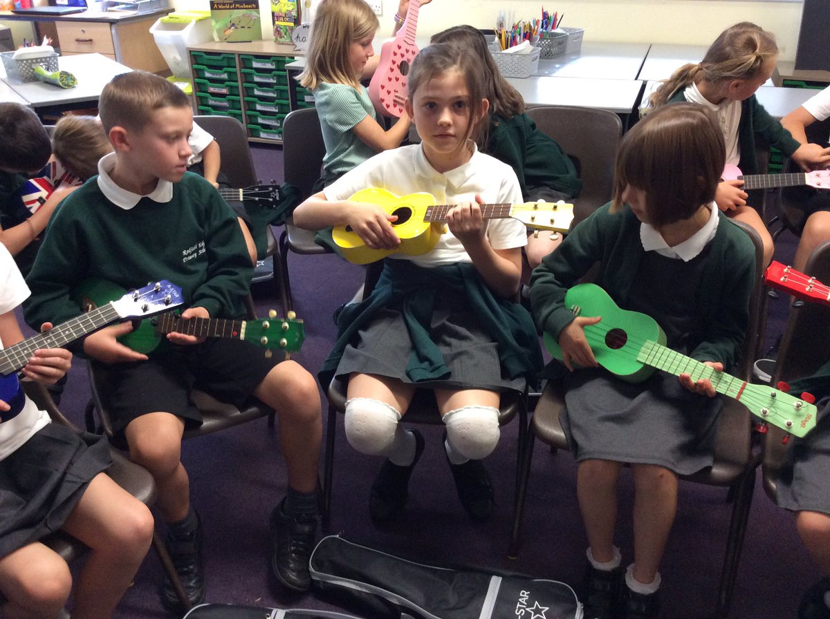 BeechClass_RE's tweet image. Beech class enjoyed their first Ukulele lesson today, learning how to hold them correctly as well as performing the ‘Coconut’ song.  🎼