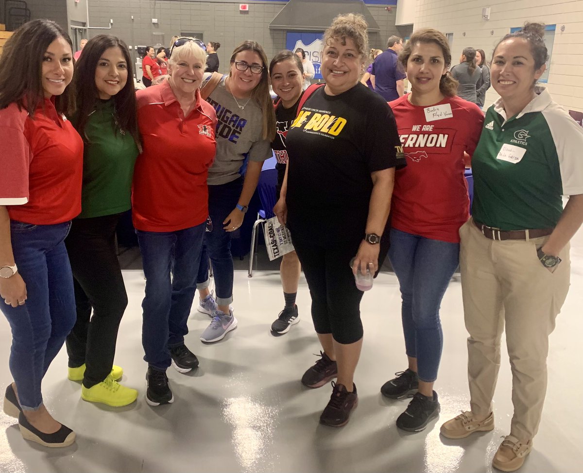 christilee80's tweet photo. When middle school coaches unite- Great things happen! @HarlingenHS @CoachRobDavies @MemorialRaiders @VernonMSWLA @GMSAS_Jaguars https://t.co/ZcYyHRhtJK
