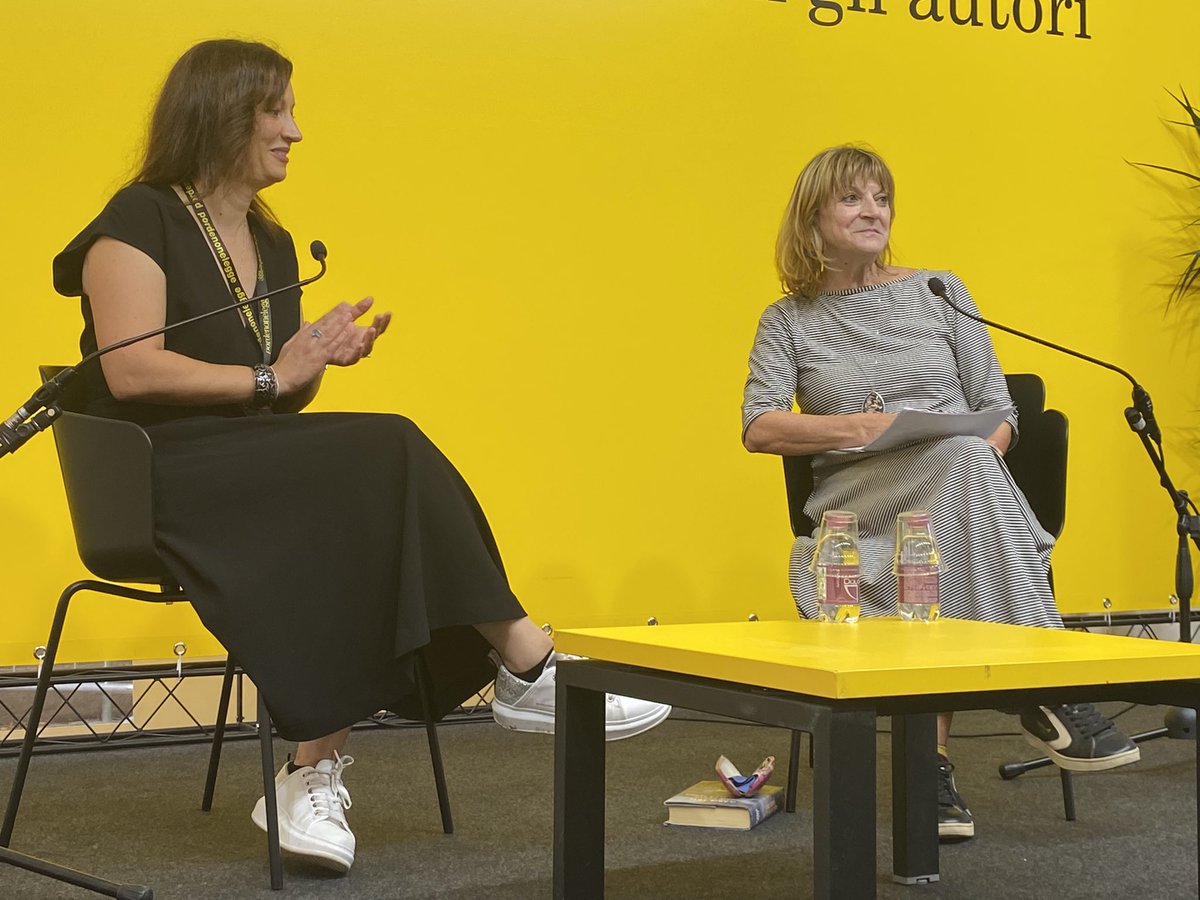 pordenonelegge's tweet photo. Ed ecco @Ilaria_Tuti, sul palco con @boria_a! “Come vento cucito alla terra” è il secondo romanzo storico di Ilaria Tuti e racconta la storia delle prime donne chirurgo in Francia. @LibriLonganesi 
#pnlegge2022 https://t.co/CDJb4mEroF