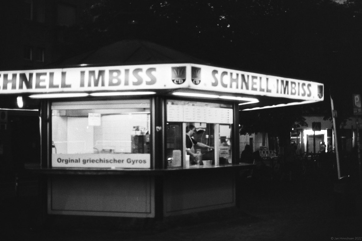 jhinrichsen82's tweet photo. #monochrome #blackandwhitephotography #photography #analogue #35mm #streetphotography https://t.co/I9tDFZ7Kbm