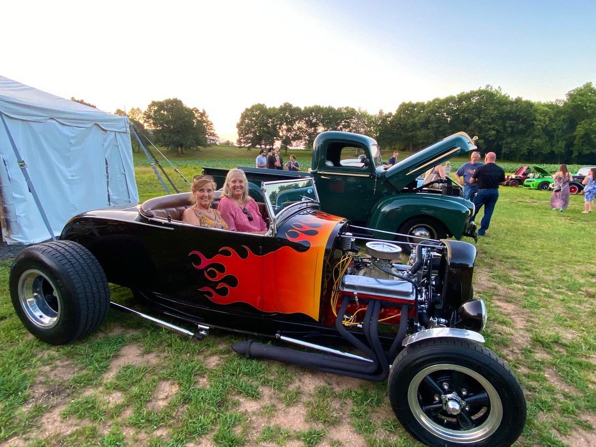 HopsOnTheHill's tweet photo. The days are getting cooler but Cruise Nights bring the heat! 🔥🍻🚘 Join us Thursday 4-8—show off your car or just come enjoy the view, some brews, &amp; grab dinner from Los Mariachis on Wheels 🚚 Fun for the whole family!

#HopsontheHill #CTbeer #CTcars #CTcarmeets #GlastonburyCT https://t.co/R98CNWTIRR