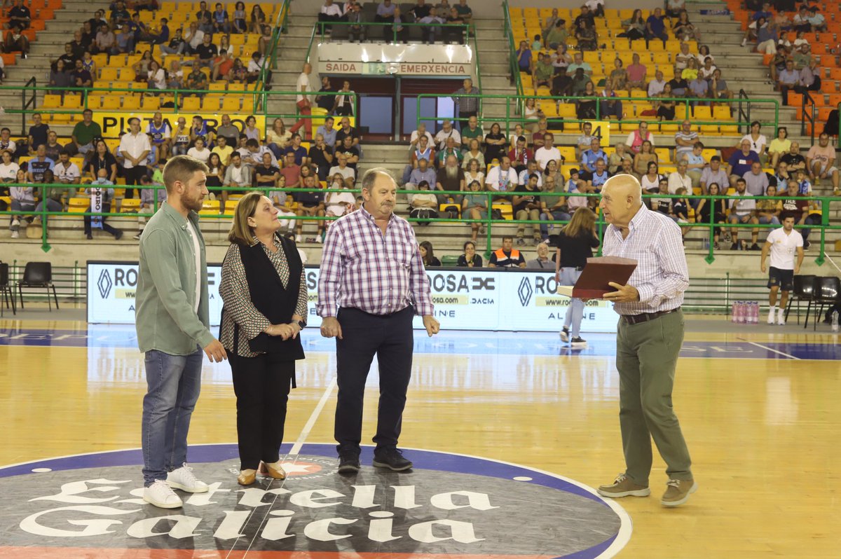 FGB_Baloncesto's tweet photo. Máis momentos que fan que esta #CopaGaliciaFGB 🏆🏀sexa especial

🔸Homenaxe en recoñecemento póstumo a Adrián Sánchez Temes “Betxo”. Recibe o mesmo a súa familia. 

Sempre no corazón 🧡🏀 de todo o Baloncesto Ourensán e Galego. https://t.co/hlbgSO8O7U
