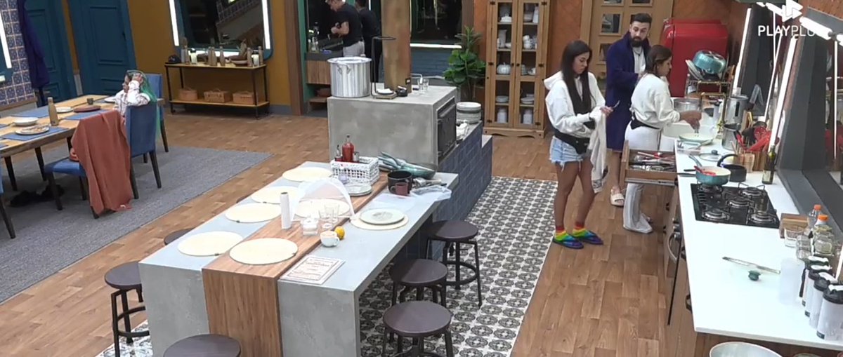 infoskerline's tweet photo. A Ker está na cozinha secando as louças do almoço. 🤍🐙 #TeamKerline https://t.co/eibsC3khpf