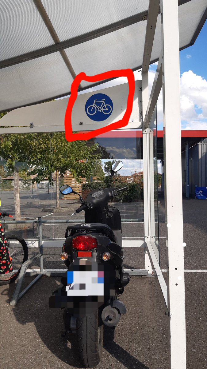 Velobileguevin's tweet photo. Garage à vélo, parking de supermarché https://t.co/Vp94AkfYY7