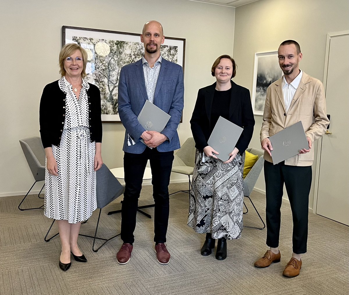 AnnePortaankorv's tweet photo. Päivän ilo kuulla uusien @HelsinkiUniMed professorien suuresta innosta työtään kohtaan. Jopa neljä uutta professoria @PKarihtala @HTyynismaa @ejamsen saivat rehtori @SariLindblom antamat nimityskirjat. Yksi puuttuu kuvasta - myös minä sain omani. Suuret onnittelut! @helsinkiuni https://t.co/Dgxj0A79yQ