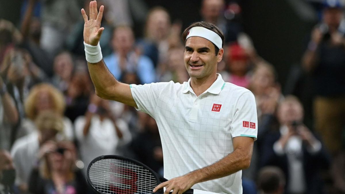 Class on the court, class off it! 🙌 Legend, always. 🫡 Thank you @rogerfederer for making us fall in love with tennis. 👏 📸 Courtesy: AFP #RogerFederer #Federer
