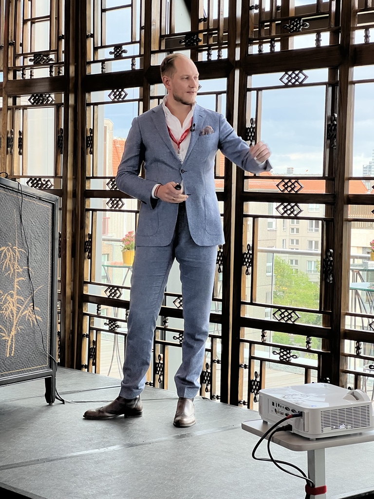 BFactors's tweet photo. Und den Start macht Nikolas A. Sturmowski. Sales Director bei Porsche Berlin.

#roi #businessfactors https://t.co/d8M5LCE7H8