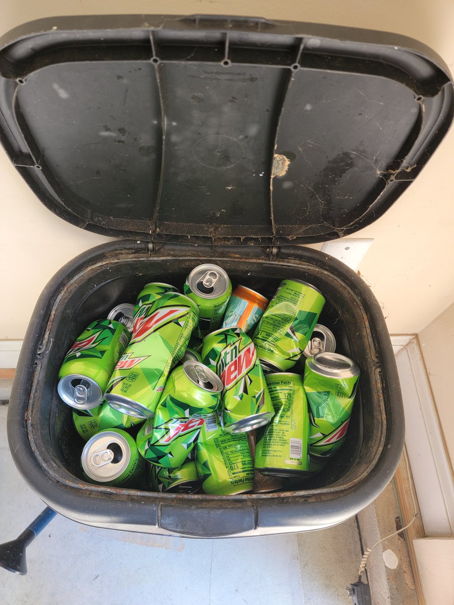 Darcy_112209's tweet photo. @CallofDuty @littlecaesars @MountainDew #CODNext #CallofDutypromotion  out of Mountain Dew please help! https://t.co/xzwckCJgio
