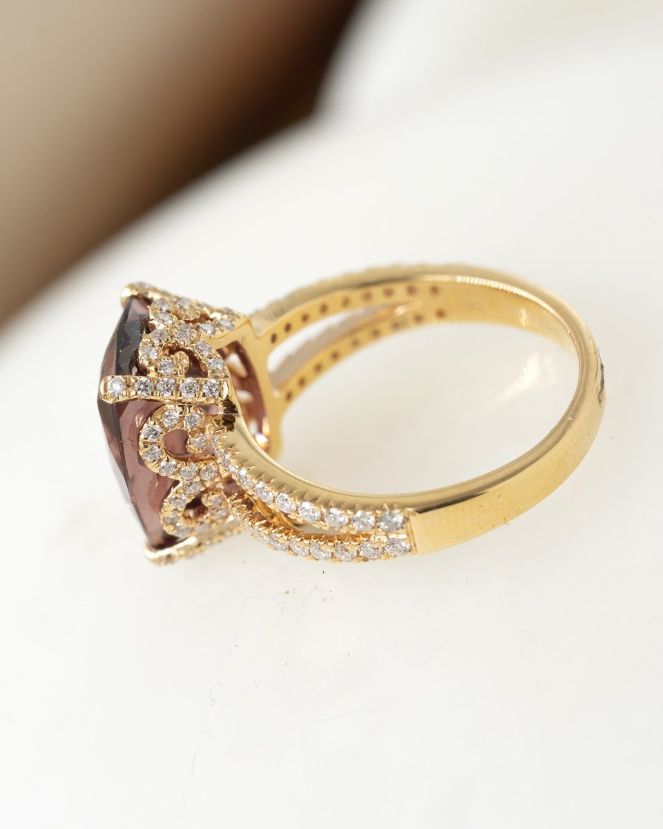 TheDiamondRoom's tweet photo. Every side is a good side for this stunning Zircon ring! ✨
#thediamondroom #siouxfallsjewelry #zircon https://t.co/reKRvSb6hI