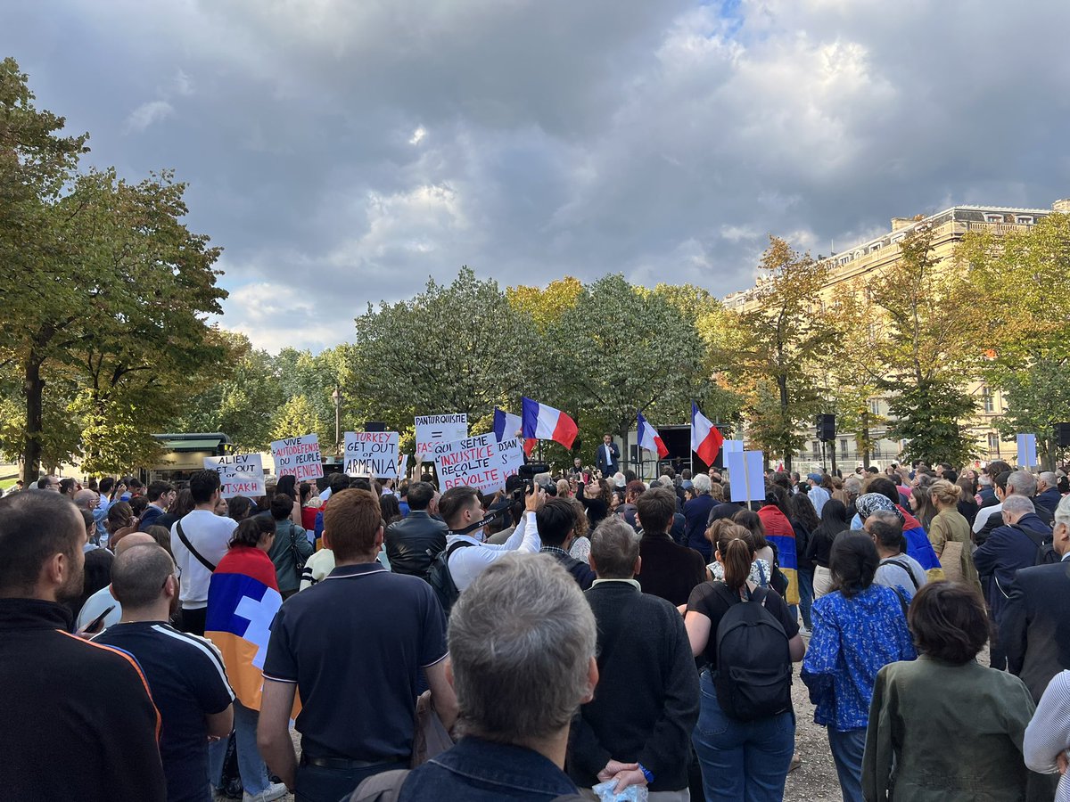 Reconquete_off's tweet photo. .@stanislasrig, @Stephane_Ravier, @GarenShn et différents membres de Reconquête sont présents à la manifestation en soutien au peuple arménien. https://t.co/iJ2LogIGDQ
