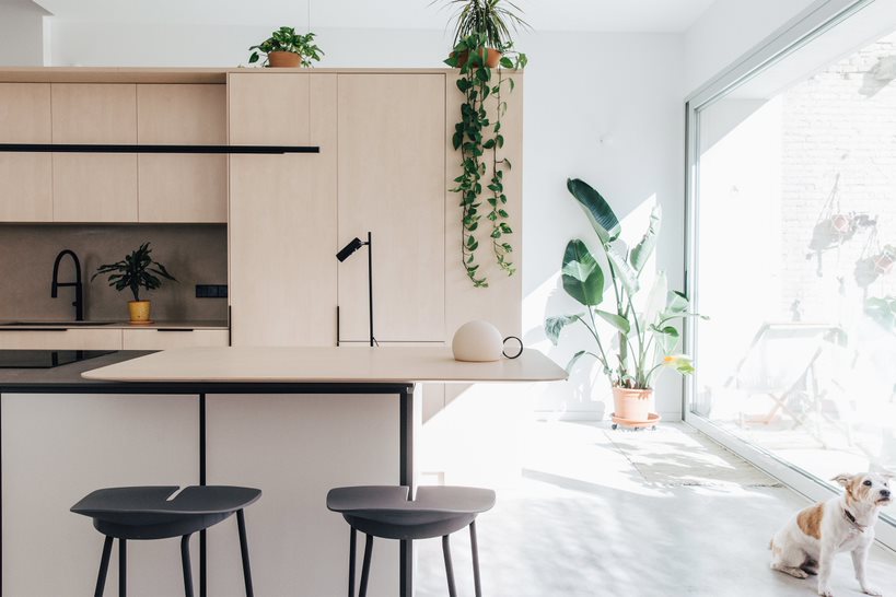 Mirad esta casa en el Cabanyal, ¿para qué pedir más?

Por Jorge Soriano y Fátima Ayehed, en el Cabanyal, Valencia.

Fotografías © Alicia Macías