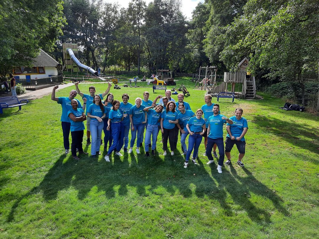 Deze toppers van Genmab hebben gisteren geholpen met klussen op kinderboerderij De Veenweide!