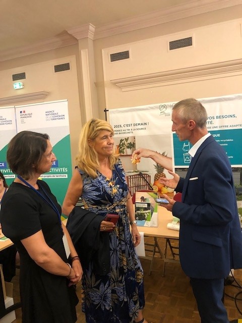 Lors des Assises <a href="/PetitesVilles/">Petites Villes de France</a>, <a href="/legroupe_SPHERE/">Groupe SPHERE</a> a échangé avec <a href="/FaureDominique/">Dominique Faure</a> Secrétaire d’Etat auprès du ministre de la Transition écologique chargée de la ruralité sur la future échéance réglementaire de tri à la source et collecte des #biodéchets au 1er janvier 2024. #RSE