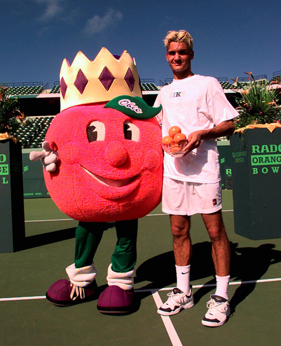 relevo's tweet photo. 🎾 Federer juega como los ángeles, su aura de perfección trasciende el tenis y es la elegancia personificada. Pero no siempre fue así.
 
🔙 De joven era rebelde, perezoso, rompía raquetas y bebía más de la cuenta.
 
"El que trabajó su cabeza merece el Premio Nobel"
 
🧵 Hilo va https://t.co/XtvDQj6IfY