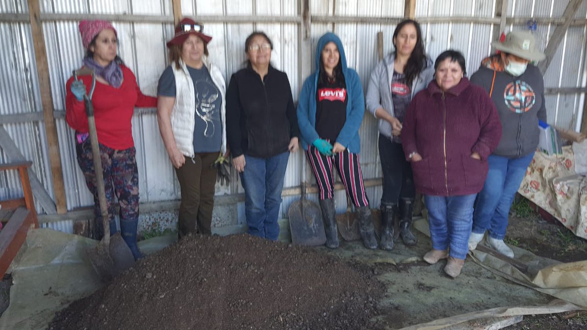 Inia_Kampenaike's tweet photo. El equipo agrícola de INIA Kampenaike realizó un taller de Bocachi en #puertonatales dirigido a agricultores y agricultoras del SAT de @MagallanesIndap 
📌Este biopreparado es un mejorador de suelos, sirve para aportar estructura y ayuda a tener una mayor retención del líquido. https://t.co/cceIxQWhcb
