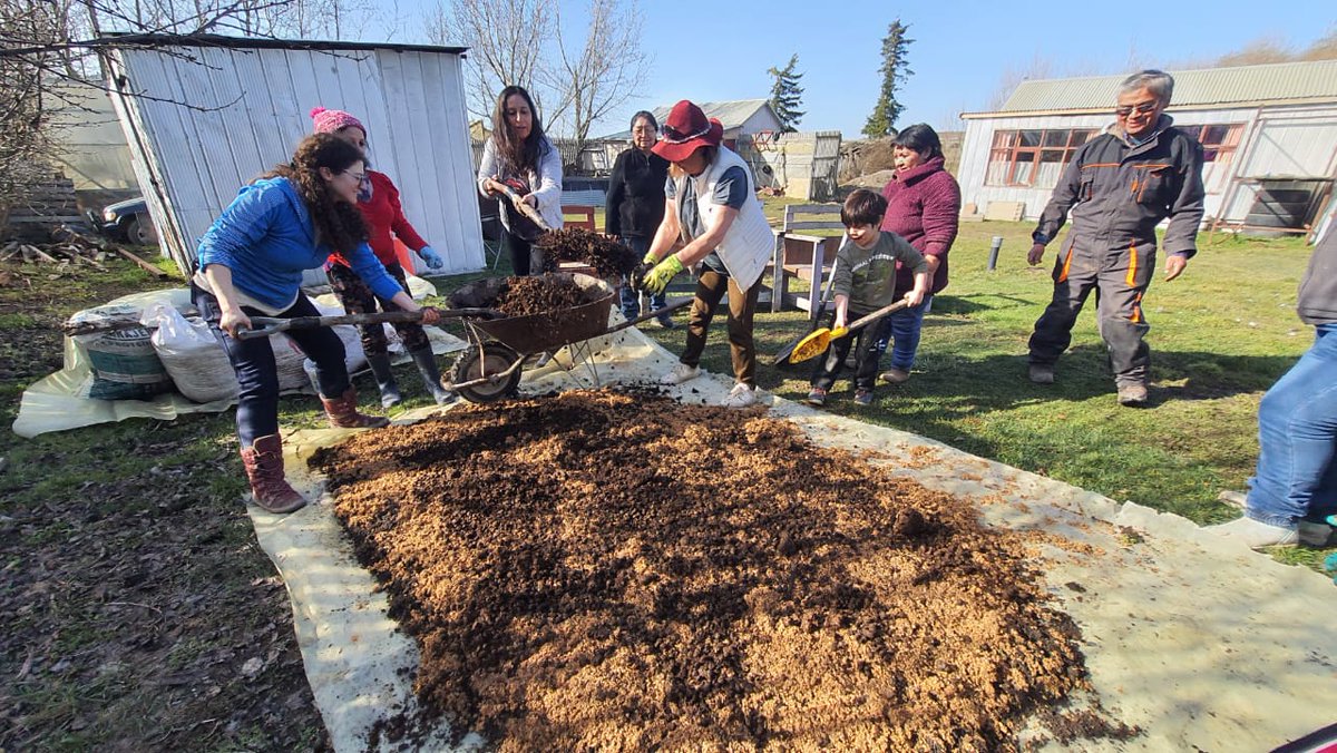 Inia_Kampenaike's tweet photo. El equipo agrícola de INIA Kampenaike realizó un taller de Bocachi en #puertonatales dirigido a agricultores y agricultoras del SAT de @MagallanesIndap 
📌Este biopreparado es un mejorador de suelos, sirve para aportar estructura y ayuda a tener una mayor retención del líquido. https://t.co/cceIxQWhcb