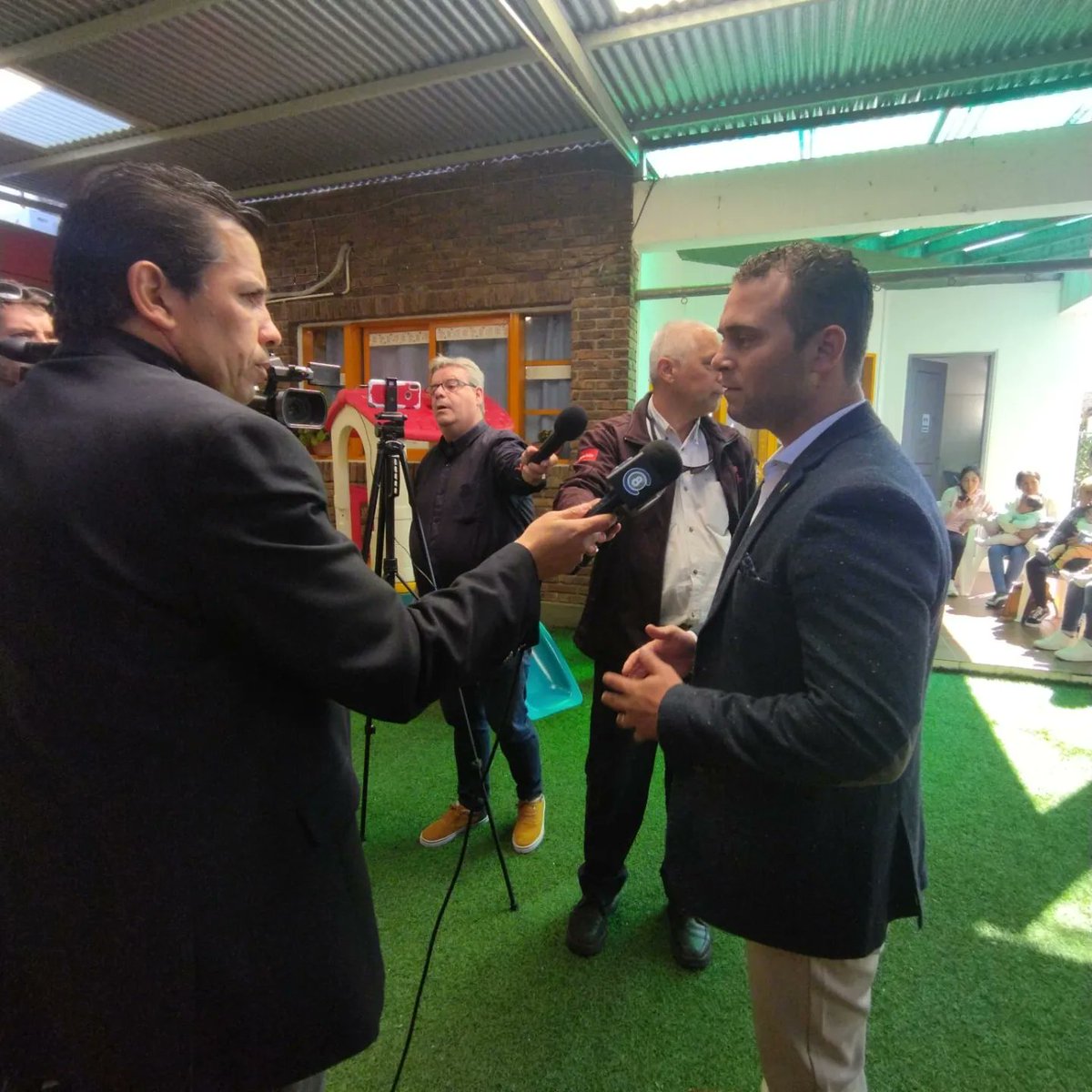 RodrigoAlberna3's tweet photo. Siempre apostando a mejorar la educación en todas sus formas, participamos esta mañana de la firma de un Convenio social entre el MTOP y CAIF (Com. Vecinal Barrio Williams) para la reforma y ampliación de sede. 
@Cabildo_UY https://t.co/9LhZiDYkqL