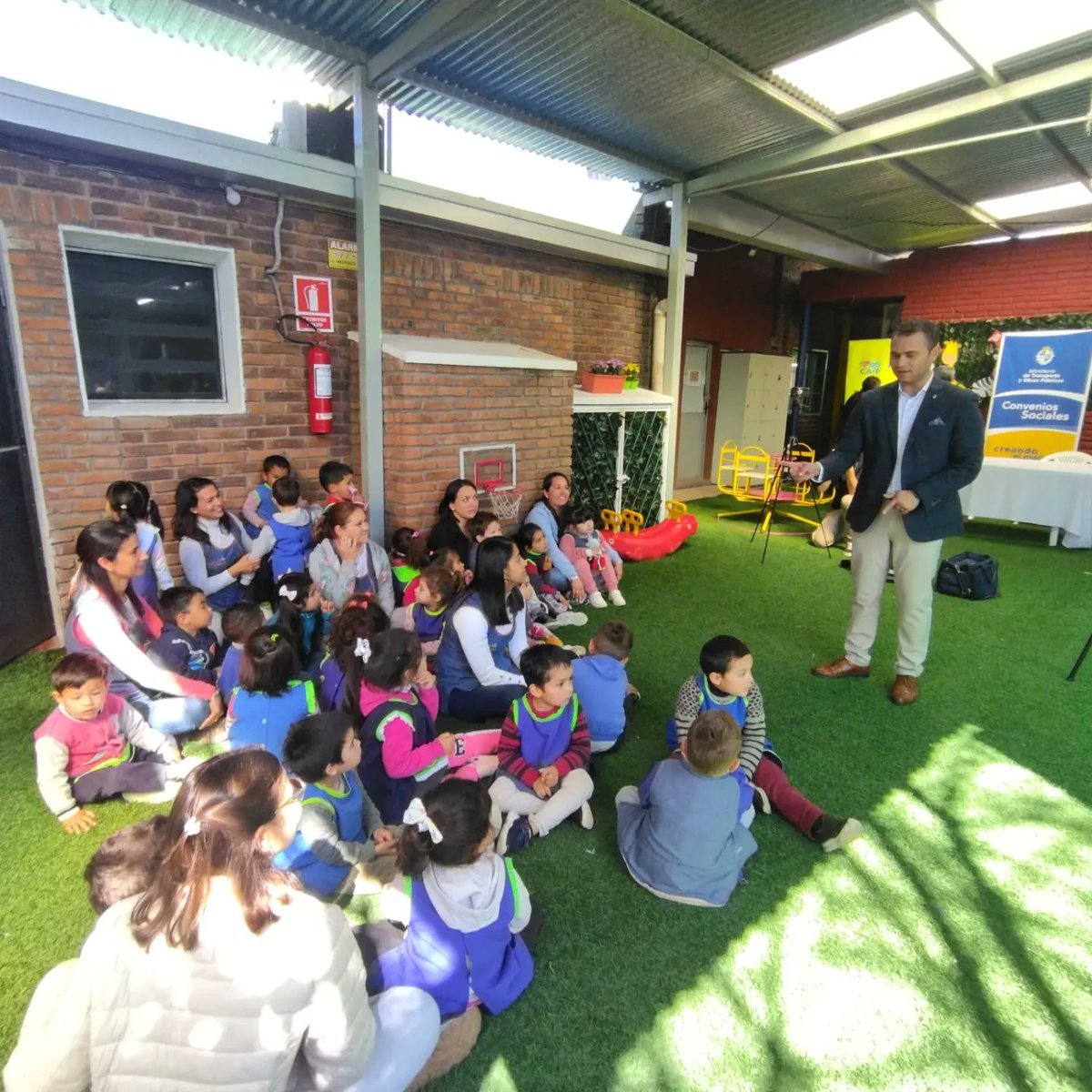 RodrigoAlberna3's tweet photo. Siempre apostando a mejorar la educación en todas sus formas, participamos esta mañana de la firma de un Convenio social entre el MTOP y CAIF (Com. Vecinal Barrio Williams) para la reforma y ampliación de sede. 
@Cabildo_UY https://t.co/9LhZiDYkqL
